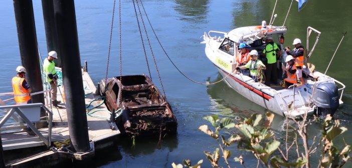 McLeod Cranes Cleaning up the Waikato river with the Leica RTC360